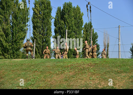 L'Esercito Italiano Cadetti assegnato all'Accademia Militare di Modena in Italia, durante un volo di base di formazione presso il settimo Esercito di formazione torre di comando, Caserma Ederle, Vicenza, Italia, il 29 agosto 2016. Il settimo Esercito di formazione torre di comando è 34-piedi alto e il solo esercito torre di salto in Europa. L'Accademia Militare di Modena è un università militare di Modena, Italia settentrionale, è stata la prima istituzione militare per essere creato nel mondo e la formazione iniziale e la selezione dei futuri ufficiali militari dell'Esercito Italiano o dei Carabinieri. L'Esercito Italiano Cadetti si stanno preparando per il loro primo ju Foto Stock