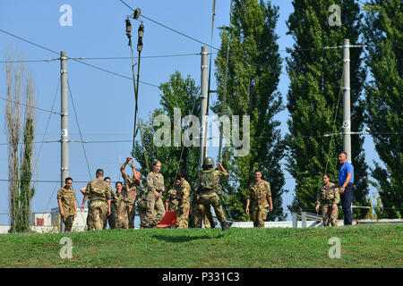 L'Esercito Italiano Cadetti assegnato all'Accademia Militare di Modena in Italia, durante un volo di base di formazione presso il settimo Esercito di formazione torre di comando, Caserma Ederle, Vicenza, Italia, il 29 agosto 2016. Il settimo Esercito di formazione torre di comando è 34-piedi alto e il solo esercito torre di salto in Europa. L'Accademia Militare di Modena è un università militare di Modena, Italia settentrionale, è stata la prima istituzione militare per essere creato nel mondo e la formazione iniziale e la selezione dei futuri ufficiali militari dell'Esercito Italiano o dei Carabinieri. L'Esercito Italiano Cadetti si stanno preparando per il loro primo ju Foto Stock