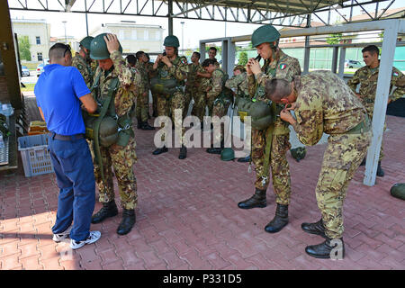 L'Esercito Italiano Cadetti assegnato all'Accademia Militare di Modena in Italia, prepararsi a condurre basic airborne formazione presso il settimo Esercito di formazione torre di comando, Caserma Ederle, Vicenza, Italia, il 29 agosto 2016. Il settimo Esercito di formazione torre di comando è 34-piedi alto e il solo esercito torre di salto in Europa. L'Accademia Militare di Modena è un università militare di Modena, Italia settentrionale, è stata la prima istituzione militare per essere creato nel mondo e la formazione iniziale e la selezione dei futuri ufficiali militari dell'Esercito Italiano o dei Carabinieri. L'Esercito Italiano Cadetti si stanno preparando per thei Foto Stock