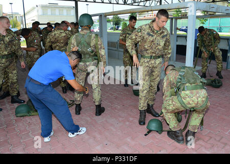 L'Esercito Italiano Cadetti assegnato all'Accademia Militare di Modena in Italia, prepararsi a condurre basic airborne formazione presso il settimo Esercito di formazione torre di comando, Caserma Ederle, Vicenza, Italia, il 29 agosto 2016. Il settimo Esercito di formazione torre di comando è 34-piedi alto e il solo esercito torre di salto in Europa. L'Accademia Militare di Modena è un università militare di Modena, Italia settentrionale, è stata la prima istituzione militare per essere creato nel mondo e la formazione iniziale e la selezione dei futuri ufficiali militari dell'Esercito Italiano o dei Carabinieri. L'Esercito Italiano Cadetti si stanno preparando per thei Foto Stock