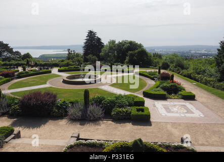 BELFAST, Regno Unito - circa giugno 2018: Belfast giardini del castello sul colle grotta Foto Stock