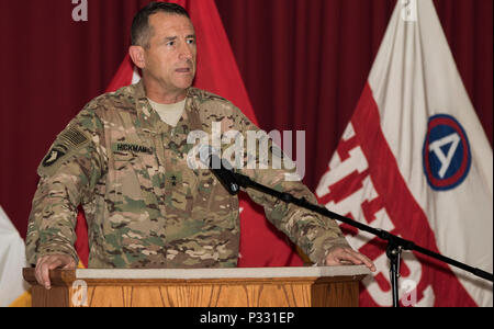 Il Mag. Gen. William Hickman, vice comandante generale - OPERAZIONI PER GLI STATI UNITI Esercito centrale e offre commento sulle pari opportunità durante la parità delle donne al giorno rispetto il agosto 26 a Camp Arifjan in Kuwait. Hickman presentato Capt. Molly Broderick, USARCENT il comandante di intelligenza e di supporto aziendale e l'oratore ospite di osservanza, con un dono dopo che ella ha parlato durante l'osservanza. (U.S. Esercito foto di Sgt. Angela Lorden) Foto Stock