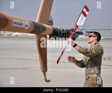 I consulenti americani dal treno, consulenza, assistenza Command-Air (TAAC-aria) volò una nave tre MD-530 Guerriero Cayuse missione di formazione il Agosto 25, 2016. Il gruppo sinistra Hamid Karzai International Airport, Afghanistan e volato oltre Kabul a un campo di addestramento. Dopo lo sparo di razzi e mitragliatrici, il gruppo ha volato torna a HKIA. (U.S. Air Force foto di Capt. Jason Smith) Foto Stock