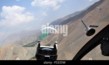 I consulenti americani dal treno, consulenza, assistenza Command-Air (TAAC-aria) volò una nave tre MD-530 Guerriero Cayuse missione di formazione il Agosto 25, 2016. Il gruppo sinistra Hamid Karzai International Airport, Afghanistan e volato oltre Kabul a un campo di addestramento. Dopo lo sparo di razzi e mitragliatrici, il gruppo ha volato torna a HKIA. (U.S. Air Force foto di Capt. Jason Smith) Foto Stock