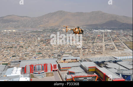 I consulenti americani dal treno, consulenza, assistenza Command-Air (TAAC-aria) volò una nave tre MD-530 Guerriero Cayuse missione di formazione il Agosto 25, 2016. Il gruppo sinistra Hamid Karzai International Airport, Afghanistan e volato oltre Kabul a un campo di addestramento. Dopo lo sparo di razzi e mitragliatrici, il gruppo ha volato torna a HKIA. (U.S. Air Force foto di Capt. Jason Smith) Foto Stock