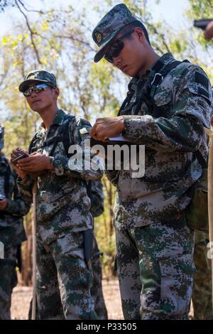 Popolare di Liberazione soldati dell esercito prendere note di navigazione durante l'esercizio Kowari nel Territorio del Nord, l'Australia, 29 agosto 2016. Lo scopo dell'esercizio Kowari è quello di migliorare gli Stati Uniti, Australia e della Cina di amicizia e di fiducia attraverso la cooperazione trilaterale nel Indo-Asia-regione del Pacifico. (U.S. Marine Corps photo by Lance Cpl. Osvaldo L. Ortega III/rilasciato) Foto Stock