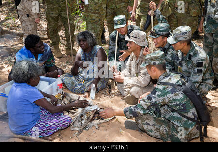 Corpo della Marina degli Stati Uniti marine Caporale Maxwell Martin e del popolo cinese Esercito di liberazione personale condividere una risata con alcuni Daly River le donne Aborigene mentre mangia bush tucker durante la fase di training di esercizio Kowari 2016, che si terrà in Daly River regione del Territorio del Nord, il 31 agosto 2016. Kowari è un esercito australiano-hosted survival skills esercizio progettata per aumentare la cooperazione nel campo della difesa tra le forze di Stati Uniti, Australia e Cina. (Australian Defence Force foto di Cpl. Jake Sims) Foto Stock