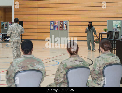 Una scenetta circa Rosie la rivettatrice eseguite da, da destra a sinistra, SPC Shakina Minniefield e SGT Kyle Toon raffigurante la situazione durante la prima guerra mondiale per le donne negli Stati Uniti presso la parità delle donne giorno osservanza tenutasi il 24 agosto 2016, a Wiesbaden Centro Fitness su argilla Kaserne, Assia in Germania. L'evento, ospitato da 66 dell intelligence militare brigata, commemorato il passaggio 1920 del XIX emendamento alla costituzione di concedere alle donne il diritto di voto. Eseguendo scenette pubblico è stata illustrata la storia della parità delle donne entro i militari da 1920-2016. (Foto di V Foto Stock