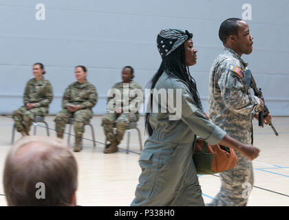 Una scenetta circa Rosie la rivettatrice eseguite da, da sinistra a destra, SPC Shakina Minniefield e SGT Kyle Toon raffigurante la situazione durante la Prima Guerra Mondiale per le donne negli Stati Uniti durante la parità delle donne giorno osservanza tenutasi il 24 agosto 2016, a Wiesbaden Centro Fitness su argilla Kaserne, Assia in Germania. L'evento, ospitato da 66 dell intelligence militare brigata, commemorato il passaggio 1920 del XIX emendamento alla costituzione di concedere alle donne il diritto di voto. Eseguendo scenette pubblico è stata illustrata la storia della parità delle donne entro i militari da 1920-2016. ( Noi AR Foto Stock