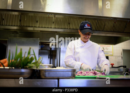 Adina Georgescu Rheinland Inn dining facility cook, verdure prepara il Agosto 23, 2016 Ramstein Air Base, Germania. Il DFAC serve circa 700 aviatori al giorno. (U.S. Air Force photo/ Airman 1. Classe Joshua Magbanua) Foto Stock