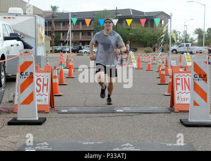 Brig. Gen. Brook Leonard, 56th Fighter Wing Commander, corre verso la linea di finitura durante il 5k di eseguire il triathlon Agosto 20, 2016 a Luke Air Force Base, Ariz. (U.S. Air Force foto di Senior Airman Devante Williams) Foto Stock