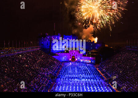 Una vista dei fuochi d'artificio al termine di una prestazione del Royal Edinburgh Tattoo militare. Foto di Giuseppe Agacinski. Foto Stock