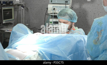 Il team medico di eseguire l'operazione in ospedale Foto Stock