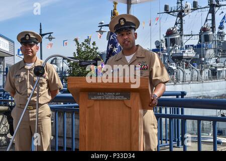 160826-N-OO BREMERTON032-182, nello Stato di Washington (Agosto 16, 2016) - Comando Master Chief Nicholas Wallace, da Glenwood, Illinois, e servire con Trident Training Facility Bangor, parla al Pacific Northwest chief petty officer seleziona, gli ospiti e i membri della famiglia come gruppo laureati la Forrest Sherman-class destroyer USS Turner Gioia (DD 951) Accademia Legacy. L'accademia comporta vivere e lavorare per una settimana a bordo del Vietnam-era distruttore durante la partecipazione alla comunità progetti di relazione, nave conservazione, leadership training e un patrimonio navale progetto Capstone. (U.S. Foto di Marina di Massa Communica Foto Stock