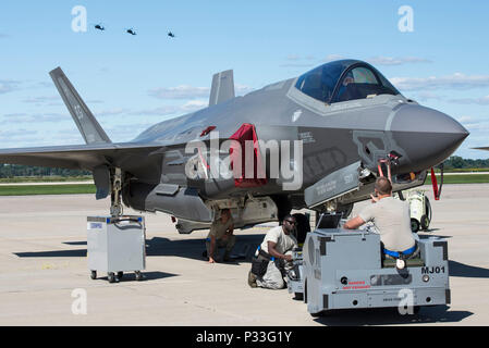 58Th Manutenzione aeromobili unità di carico di armamenti membri di equipaggio per scaricare un GBU-12 da un F-35A durante la fase di esercizio Nord fulmine Agosto 31, 2016 a Volk Campo, Wis. durante l'esercizio, XXXIII FW i piloti sono stati in grado di eseguire offensiva contro l'aria, la soppressione delle difese aeree nemiche, distruzione delle difese aeree nemiche e impiegare GPS-guidato munizioni per chiudere il supporto aereo. (U.S. Air Force foto di Senior Airman Stormy Archer) Foto Stock