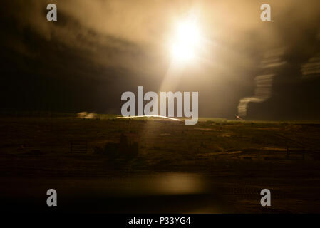 I soldati si muovono fuori sull'obiettivo sotto illuminazione turni durante la notte iterazione di un live fire esercizio che ha avuto luogo nel mese di agosto 30, 2016 a Pabrade, Lituania. Questo esercizio è stato parte di Operazione Atlantic risolvere, un led DEGLI STATI UNITI sforzo essendo condotta in Europa orientale per dimostrare impegno degli Stati Uniti per la sicurezza collettiva della NATO e la dedizione di una pace durevole e la stabilità nella regione. (U.S. Foto dell'esercito mediante SPC Giordania Yates/ 3-69 Armor reggimento) Foto Stock