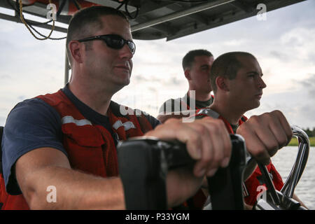 Stati Uniti Marines con Battlefield società di sorveglianza, 2° Battaglione di Intelligence, E DEGLI STATI UNITI Costa guardie barca attraverso i canali e il sondaggio Le acque al largo della costa di Oak Island, N.C., 31 Agosto, 2016. I marines teamed in su con la costa guardie alla stazione USCG Oak Island, N.C., per creare un layout topografica delle vie navigabili che in precedenza erano identificabili. Le nuove mappe saranno corrette discrepanze di navigazione come off-station boe o spegne le luci. (U.S. Marine Corps foto di Cpl. Kaitlyn V. Klein) Foto Stock