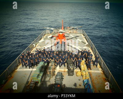 Il suo equipaggio dalla Guardacoste Tampa stand con intercettato balle di stupefacenti a bordo del Tampa nell'Oceano Pacifico, e il Agosto 4, 2016. Durante questo patrol, Tampa l'equipaggio interdetto con successo circa 2,059 chilogrammi di sostanze stupefacenti con una stima di valore all'ingrosso di $68 milioni. Funzionamento Martillo è un giunto tra le agenzie e la collaborazione multinazionale sforzo per negare organizzazioni criminali transnazionali aria e accesso marittimo al litorale regioni dell'Istmo centramericano. (U.S. Coast Guard foto) Foto Stock