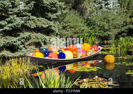 Colorata barca galleggiante da vetro artista Dale Chihuly visualizzato in Denver Botanic Gardens a Denver, CO. Foto Stock