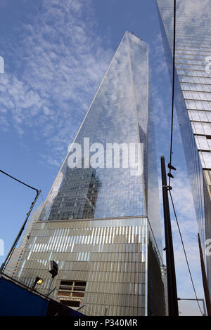 One World Trade Center è il principale edificio che ora permanente al complesso del World Trade Center a New York City. Questa nuova torre fu costruito negli anni seguenti la sett. 11, 2001 attentato terroristico che ha avuto luogo. Anche presso il sito, due fontane ora contrassegnare le impronte dei due "torri gemelle" che caddero quel giorno. Foto Stock