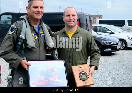 Stati Uniti Air Force Lt. Col. Robert Swertfager, Expeditionary 194th Fighter Squadron F-15C Eagle pilota, a sinistra, si erge con U.S. Air Force Lt. Col. Jason Zumwalt, 493rd Fighter Squadron commander, a Ämari Air Base, Estonia, Agosto 26, 2016. Il 194th e 493rd ha partecipato a un volo multilaterali di formazione sulla distribuzione per costruire l'interoperabilità attraverso l'aria per la formazione di assicurazione con gli alleati e partner. Il 194th EFS è assegnato alla California Air National Guard a Fresno e il 493rd FS è assegnato alla Royal Air Force Lakenheath, Inghilterra. (U.S. Air Force foto di Senior Airman Erin Trower/rilasciato) Foto Stock