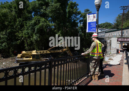 Stati Uniti Esercito di ingegneri, del Distretto di Baltimora Commander Col. Ed Chamberlayne domina la rimozione dei detriti alluvione bloccando il drenaggio in fiume Patapsco in Ellicott City, Md., 22 Agosto, 2016. Il corpo è assistere gli enti locali e statali gli sforzi di recupero in Ellicott City cancellando due vie navigabili entro la città per impedire qualsiasi allagamento imminente. (U.S. Foto dell'esercito da Alfredo Barraza) Foto Stock