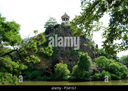 Il tempio della Sibilla siede alto sopra Buttes-Chaumont Park a Parigi, in Francia, in Europa Foto Stock