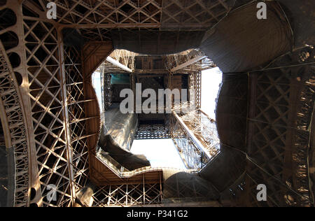 Guardando attraverso il fondo della torre Eiffel, Parigi, Francia, Europa Foto Stock
