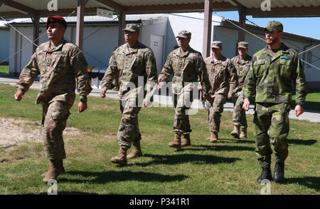 Un servizio svedese stati, destra, conduce il trapano e cerimonia durante il Leader di base Corso al settimo Esercito di formazione del comando Sottufficiale Academy, Grafenwoehr, Germania, Agosto 27, 2016. 008-16 di classe è stata la prima classe per ospitare il servizio internazionale di membri da svedesi e le forze armate armene hanno. (U.S. Foto dell'esercito da Staff Sgt. Kathleen V. Polanco) Foto Stock