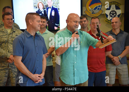 Col. Jay Johnson, 403gruppo Manutenzione commander, presenta Col. Frank L. Amodeo, 403Wing Commander, con una C-130J propellor a nome del gruppo manutenzione. Amodeo addio reception, era il 6 agosto 2016. Egli è programmato per prendere il comando della 927th Refeuling aria ala, MacDill Air Force Base in Florida, in settembre. (U.S. Air Force foto/Il Mag. Marnee A.C. Losurdo) Foto Stock