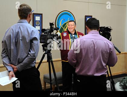 Il POW/mia bandiera onde nel vento come Capt. William "Bill" Robinson, United States Air Force pensionato, parla con gli avieri Agosto 18, 2016 a Grand Forks Air Force Base, N.D. Robinson ha trascorso quasi otto anni come un PRIGIONIERO DI GUERRA nel Vietnam, che è il tempo più lungo trascorso come un prigioniero di guerra da parte di qualsiasi membro arruolato. (U.S. Air Force foto di Senior Airman Ryan scintille) Foto Stock