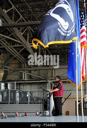 Il cap. William "Bill" Robinson, United States Air Force pensionato, sorrisi per la telecamera durante un'intervista Agosto 18, 2016 a Grand Forks Air Force Base, N.D. Robinson è la più lunga registrata ha arruolato un prigioniero di guerra e restituito a Grand Forks AFB per la prima volta in 51 anni a parlare con gli avieri. (U.S. Air Force foto di Senior Airman Ryan scintille) Foto Stock