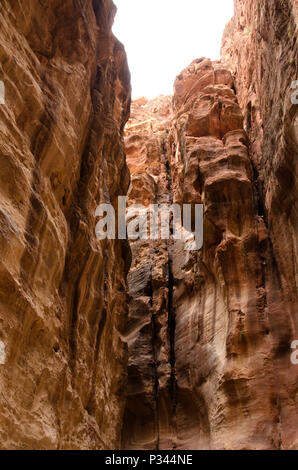 Alti e stretti canyon Siq entrata a Petra, Giordania, Medio Oriente Foto Stock