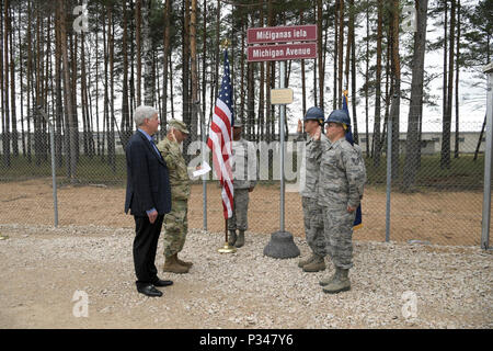 ĀDAZI, Lettonia - Michigan governatore Rick Snyder e aiutante generale del Michigan, il Mag. Gen. Gregorio Vadnais, ri-enlist due Michigan aria guardie nazionali, Staff Sgt. Toery Grodstein e Staff Sgt. Andrew Wheeler, dopo l inaugurazione "Michigan Avenue" a Ādaži Base Militare, Lettonia, Martedì, 12 giugno 2018, per commemorare i 25 anni di relazioni tra Lettonia e Michigan sotto il U.S. La Guardia Nazionale Ufficio di presidenza è stato il programma di partenariato (SPP). L evento è stato frequentato anche dagli Stati Uniti e da lettone organi militari. Dopo la dedizione, illustri visitatori hanno visitato un lavoro di costruzione sito dove Mich Foto Stock