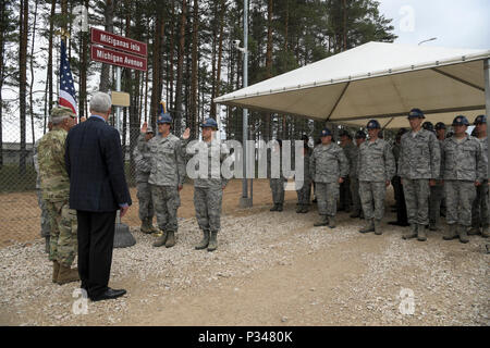 ĀDAZI, Lettonia - Michigan governatore Rick Snyder e aiutante generale del Michigan, il Mag. Gen. Gregorio Vadnais, ri-enlist due Michigan aria guardie nazionali, Staff Sgt. Toery Grodstein e Staff Sgt. Andrew Wheeler, dopo l inaugurazione "Michigan Avenue" a Ādaži Base Militare, Lettonia, Martedì, 12 giugno 2018, per commemorare il 25 anno di rapporto tra la Lettonia e Michigan sotto il U.S. La Guardia Nazionale Ufficio di presidenza è stato il programma di partenariato (SPP). L evento è stato frequentato anche dagli Stati Uniti e da lettone organi militari. Dopo la dedizione, illustri visitatori hanno visitato un lavoro di costruzione sito dove Mich Foto Stock