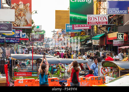 BANGKOK, 11 maggio: turisti scattare foto su Bangkok il Khao San Road il 11 marzo. Foto Stock