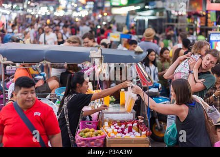 BANGKOK, 11 marzo: turisti contrattare con un Pad Thai fornitore su Bangkok il Khao San Road il 11 marzo. Foto Stock