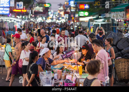 BANGKOK, 11 marzo: turisti contrattare con un Pad Thai fornitore su Bangkok il Khao San Road il 11 marzo. Foto Stock