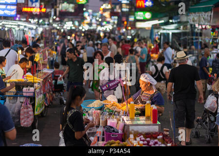 BANGKOK, 11 marzo: turisti contrattare con un Pad Thai fornitore su Bangkok il Khao San Road il 11 marzo. Foto Stock