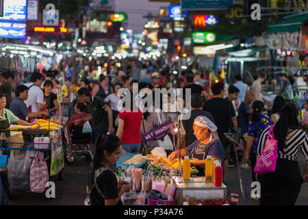 BANGKOK, 11 marzo: turisti contrattare con un Pad Thai fornitore su Bangkok il Khao San Road il 11 marzo. Foto Stock
