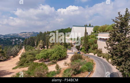 Vista del museo commemorativo di Holocaust a Gerusalemme dal cancello di ingresso Foto Stock