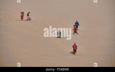 Ventoso dune di sabbia, Mingsha Shan (cantando Sands montagna), Dunhuang, Gansu, Cina Foto Stock