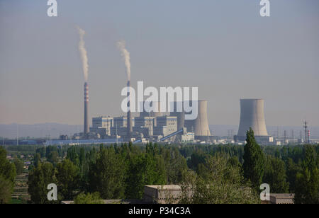 Eruttazioni zona industriale, Jiayuguan, Gansu, Cina Foto Stock