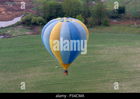 In mongolfiera deriva in aria. Festival di Mongolfiere "Pereiaslav-2018". Il 6 maggio 2018. Pereiaslav, Ucraina Foto Stock