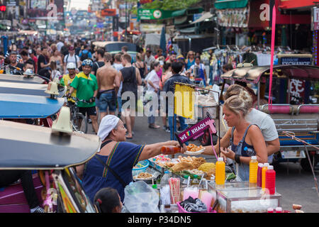 BANGKOK, 11 marzo: turisti contrattare con un Pad Thai fornitore su Bangkok il Khao San Road il 11 marzo. Foto Stock