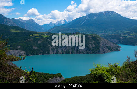 Bellissimo lac de Serre Poncon nelle alpi francesi in Francia Foto Stock