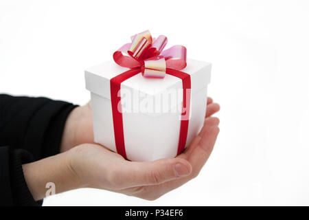 Mani femminili vi danno una confezione regalo close up Foto Stock