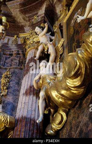 Angeli sull altare maggiore nella chiesa dell Immacolata Concezione in Lepoglava, Croazia Foto Stock