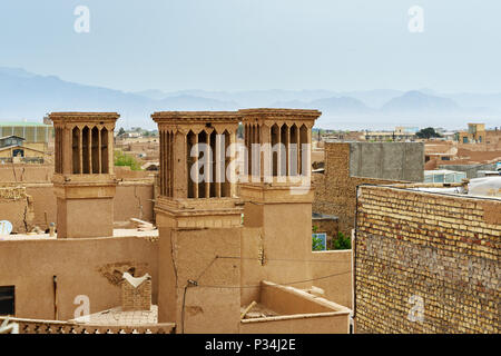 Badgirs, windcatchers sul tetto nella città vecchia. Yazd. Iran Foto Stock