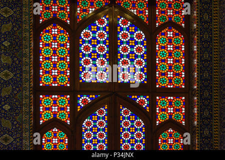 Coloratissima vetrata della moschea Hazireh o Rozeh Mohamadieh moschea a Yazd. Iran Foto Stock